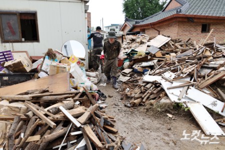 20일 충남 아산시 염치읍 수해 피해마을 주민들과 자원봉사자 및 군부대 장병들이 피해복구 작업을 하고 있다.