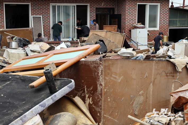 20일 충남 아산시 염치읍 수해 피해마을 주민들과 자원봉사자들이 피해복구 작업을 하고 있다.