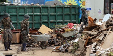 20일 충남 아산시 염치읍 수해 피해마을 주민들과 자원봉사자 및 군부대 장병들이 피해복구 작업을 하고 있다.
