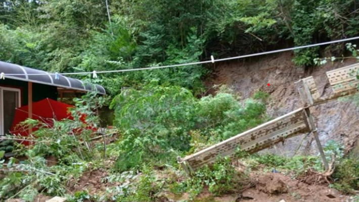 지난 17~19일까지 내린 폭우로 광양시 옥룡면 한 주택 뒤 사면이 유실된 모습. 광양시 제공 