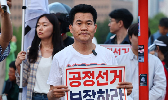 전 한국사 강사 전한길 씨가 5월 30일 경기도 과천시 중앙선거관리위원회 앞에서 열린 사전투표 폐지 및 공정선거 보장 촉구 집회에 참석하고 있다. 연합뉴스