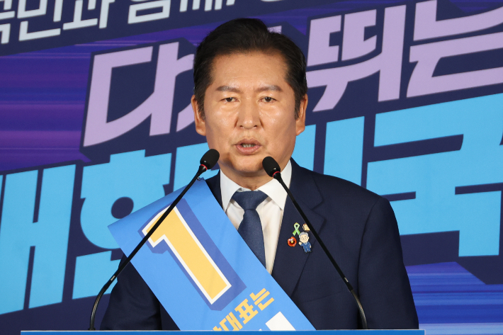 더불어민주당 정청래 당대표 후보가 20일 서울 여의도 당사에서 열린 8·2 전당대회 순회 경선 영남권 합동연설회에서 정견 발표를 하고 있다. 연합뉴스