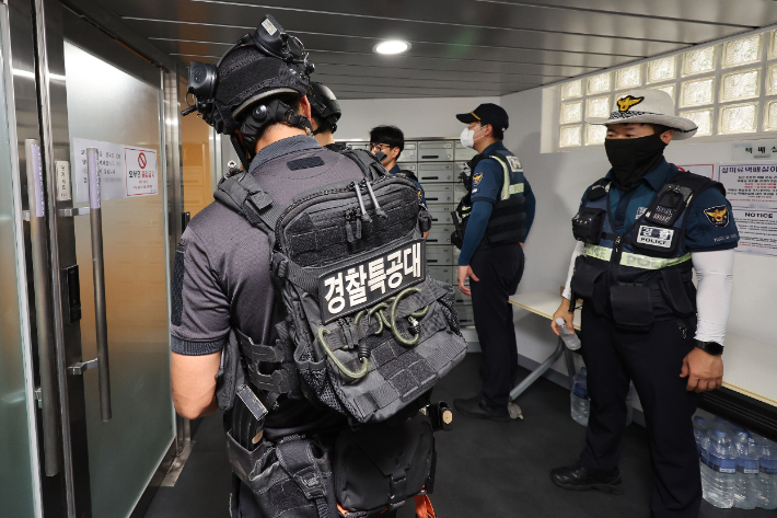 폭발물 수색하는 경찰특공대. 연합뉴스