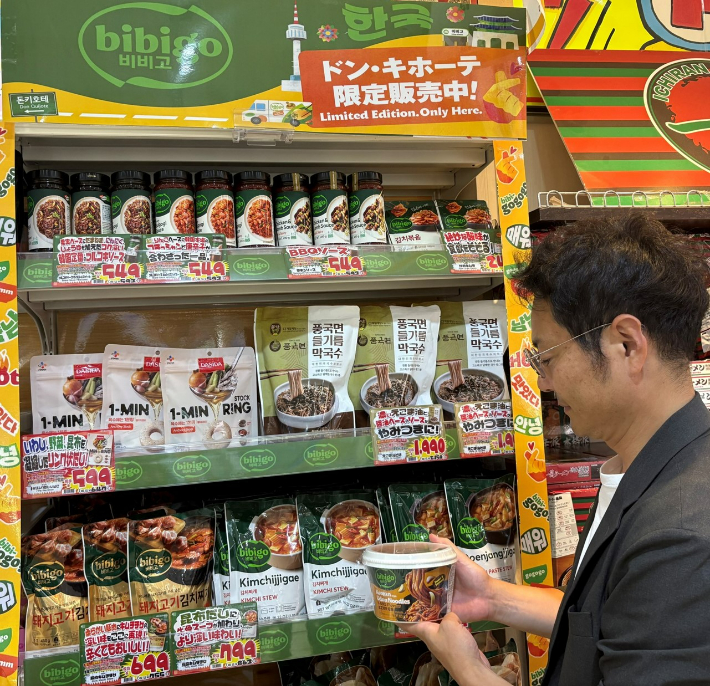 일본 도쿄 나카메구로에 위치한 돈키호테 매장에서 소비자가 비비고 전용 매대를 살펴보는 모습. CJ제일제당 제공