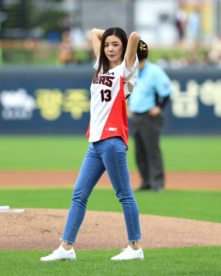 2025 전남 국제 수묵 비엔날레 홍보대사인 배우 김규리씨가 20일 광주 기아 챔피언스필드에서 열린 KIA 타이거즈와 NC 다이노스 경기 시구에 나서며 전남 국제 수묵 비엔날레를 알렸다. 전라남도 제공