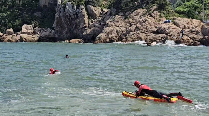 지난 20일  전북 부안군 궁항 요트경기장 앞 해상에서 익수자가 발생해 해경이 구조 중이다. 전북 부안해양경찰서 제공