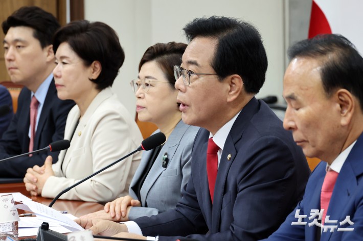 국민의힘 송언석 비상대책위원장 겸 원내대표가 21일 서울 여의도 국회에서 열린 비상대책위원회의에서 발언을 하고 있다.