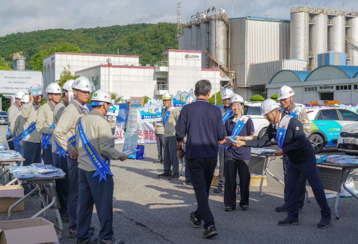 LG화학 전남 여수공장은 21일 '민관 합동 온열질환 예방 캠페인'을 진행했다. LG화학 제공