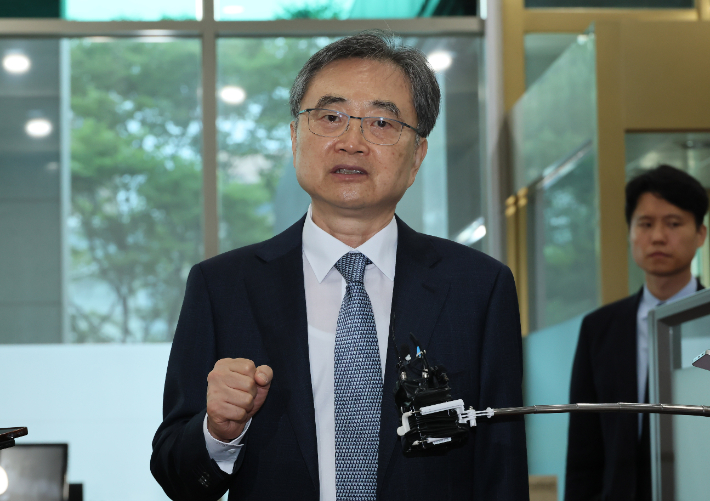 조현 외교부 장관이 21일 서울 종로구 외교부 청사로 출근하며 취재진 질문에 답하고 있다. 연합뉴스