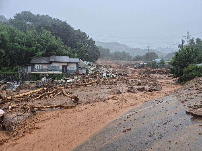 산청군 토사 유출. 경남소방본부 제공 
