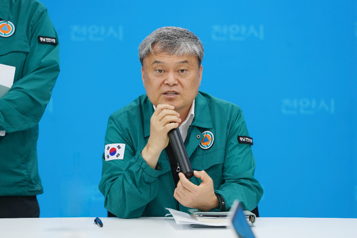 최광복 천안시 건설교통국장이 천안역사 증개축 사업 착공식 취소에 대해 설명하고 있다. 천안시 제공