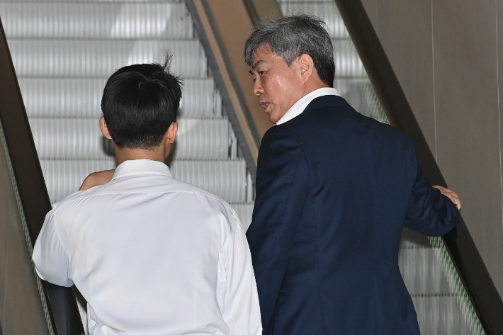 이종호 전 블랙펄인베스트 대표(오른쪽)가 21일 서울 종로구 KT광화문빌딩에 마련된 김건희 여사 관련 의혹을 수사 중인 민중기 특별검사팀 사무실에 출석하고 있다. 연합뉴스