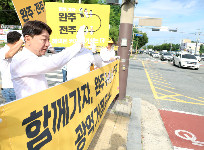 우범기 전주시장이 21일 전주 옛 송천역 사거리에서 완주·전주 통합을 염원하는 출근길 캠페인을 하고 있다. 전주시 제공