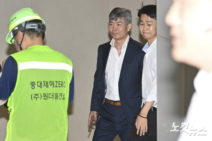 이종호 전 블랙펄인베스트먼트 대표가 21일 오전 서울 종로구 KT 광화문빌딩에 마련된 김건희 특검팀 사무실에 출석하고 있다.