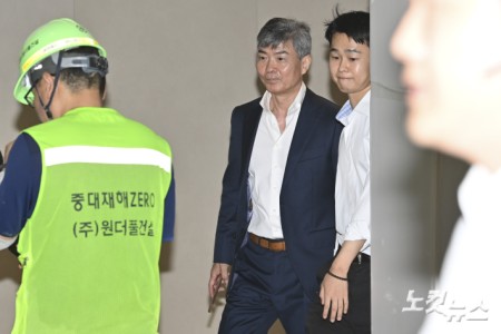 이종호 전 블랙펄인베스트먼트 대표가 21일 오전 서울 종로구 KT 광화문빌딩에 마련된 김건희 특검팀 사무실에 출석하고 있다.