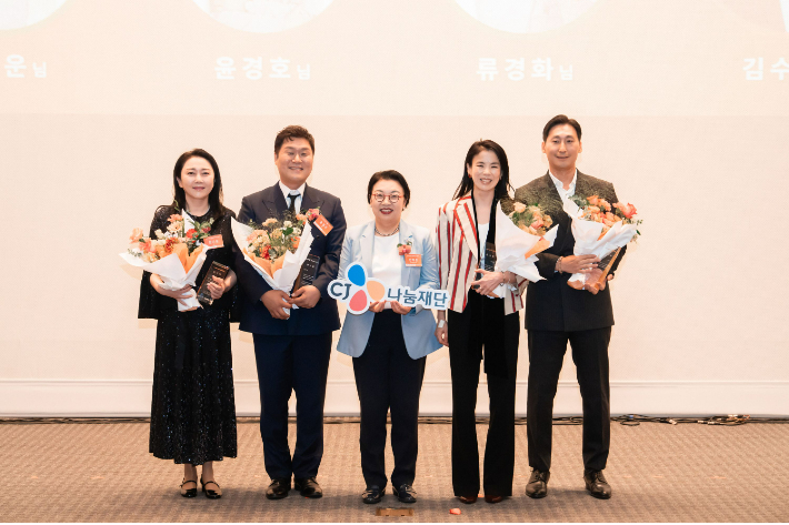 민희경 CJ사회공헌추진단장(중간)이 (왼쪽부터) 배우 김나운님, 윤경호님, CJ도너스캠프 아카데미 마스터 멘토 류경화님, 우수 일반기부자 김수호님에게 감사패를 전달하고 기념사진을 촬영하고 있다. CJ그룹 제공