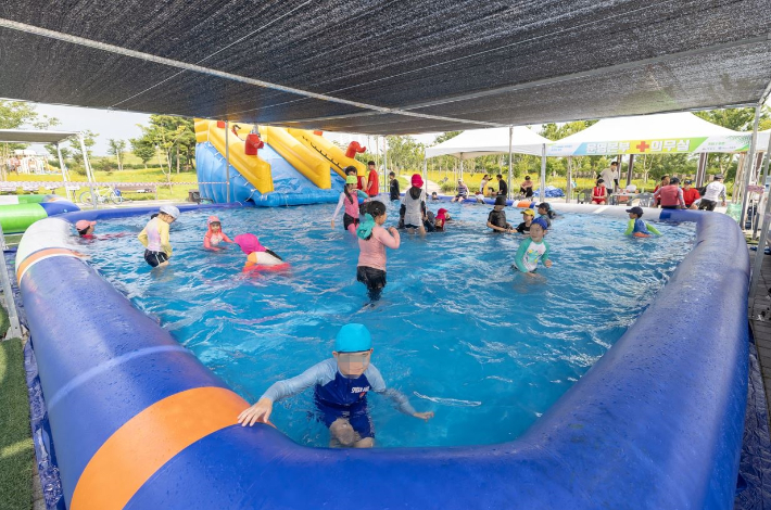 익산시가 주요 공원 5곳에 어린이풀장을 운영한다. 익산시 제공