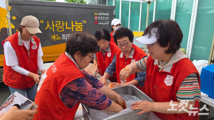 수해 피해 복구를 돕기 위해 나온 구세군이 정성스럽게 담은 김치를 손질하고 있다. 최창민 기자