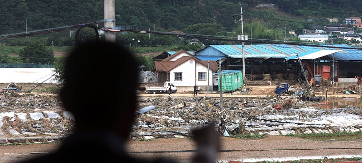 21일 오전 경남 산청군 신안면에서 한 농민이 최근 내린 폭우로 파손된 마을 딸기 재배 비닐하우스를 바라보고 있다. 연합뉴스