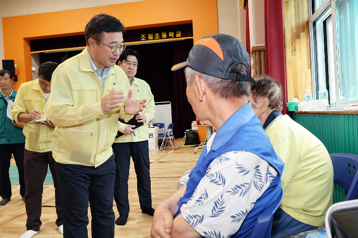 윤호중 행정안전부 장관이 20일 호우 피해를 입은 충남 예산군 임시주거시설을 방문해 이재민들을 위로하고 있다. 행정안전부 제공