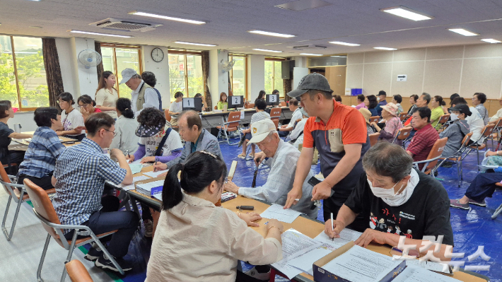 21일 오전 9시쯤 광주 북구 양산동 행정복지센터에 민생회복 소비쿠폰을 신청하려는 주민들이 모여있다. 한아름 기자