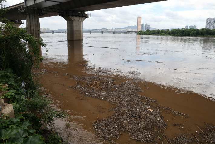 중부지방 장마가 종료된 20일 서울 서강대교 인근에서 바라본 한강. 연합뉴스