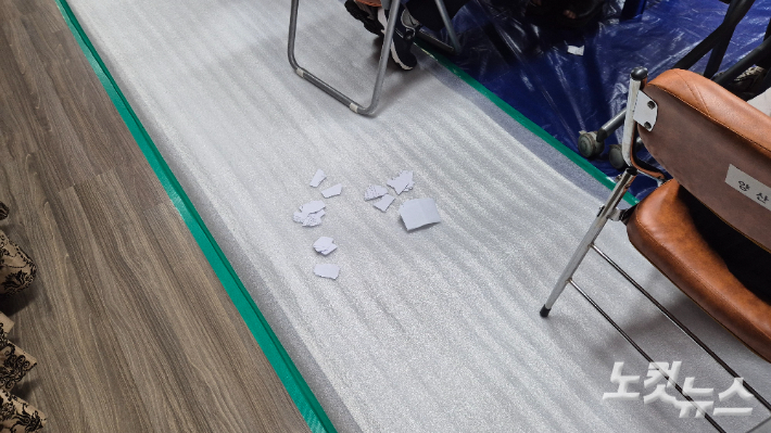 잘못 작성된 신청서가 찢긴 채 바닥에 놓여 있다. 신청서에는 이름, 주민등록번호와 주소 등 민감한 개인정보를 적게 되어 있다. 한아름 기자 