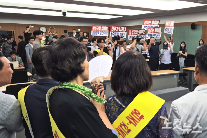 21일 오전 전북도청에서 열린 기자회견이 끝나고 통합 찬반 단체가 서로를 바라보고 있다. 송승민 기자