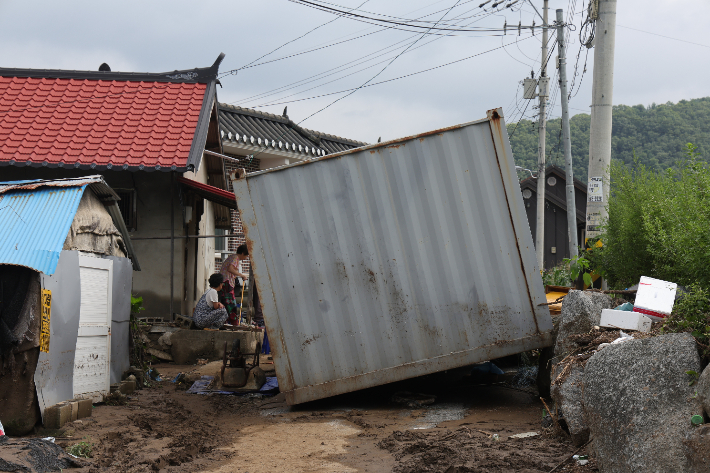 21일 경기도 가평군 대보교 인근 수해 현장에 컨테이너가 쓰러져 있다. 연합뉴스