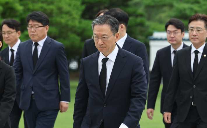 정성호 법무부 장관이 21일 서울 동작구 국립서울현충원 현충탑을 찾아 참배를 위해 이동하고 있다. 연합뉴스