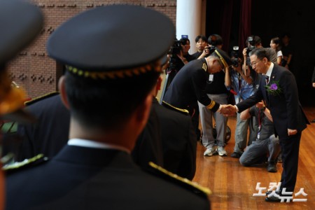 직원들과 인사나누는 정성호 법무장관