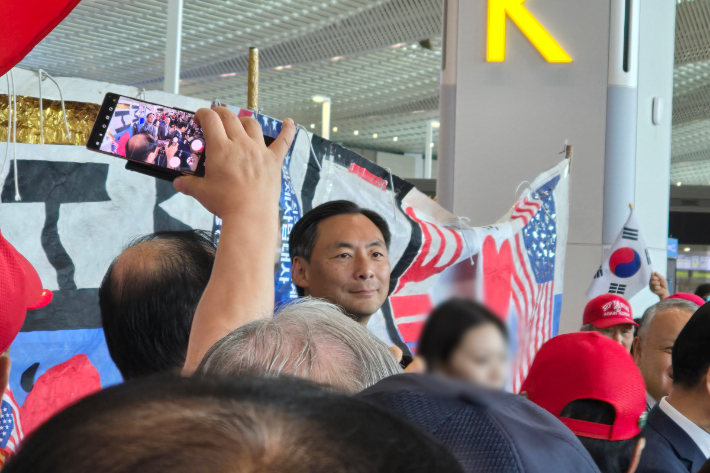 출국하는 모스 탄. 연합뉴스