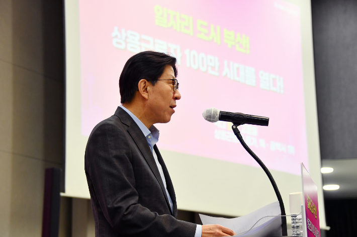 박형준 부산시장이 지난 17일 부산상공회의소에서 지역 기업인들과 상용근로자 100만명 돌파를 기념하는 간담회를 가졌다.  부산시 제공