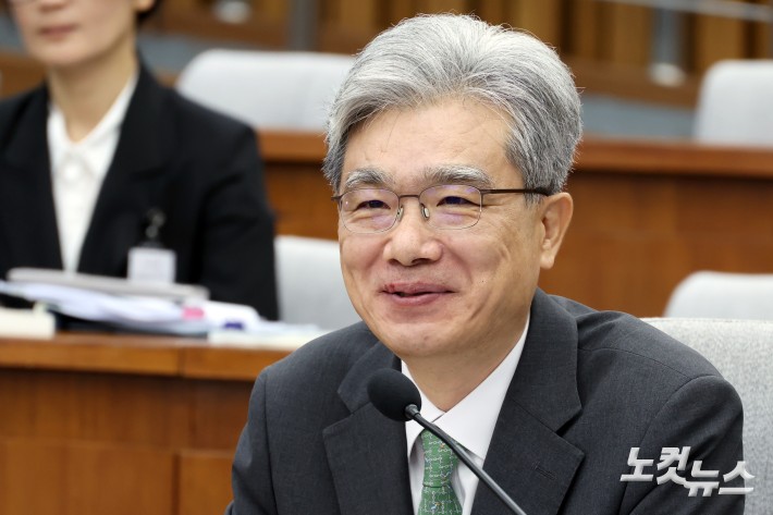 김상환 헌법재판소장 후보자가 21일 서울 여의도 국회에서 열린 인사청문회에서 밝은 표정을 짓고 있다.