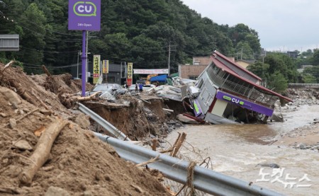 21일 경기 가평군 조종면 십이탄천 인근 한 건물이 집중호우로 인해 무너져 있다. 가평 조종면에는 전날 오전 3시 30분을 전후해 시간당 76㎜의 폭우가 쏟아지는 등 이날 하루 누적 강수량 200㎜를 기록하는 물폭탄이 쏟아졌다.