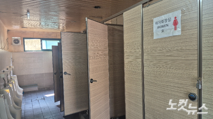 광주 북구 일곡동 시내버스 차고지 화장실. 남자화장실 내부 한 칸에 자물쇠를 달아놓은 뒤 '여자화장실'이라고 붙여두었다. 한아름 기자