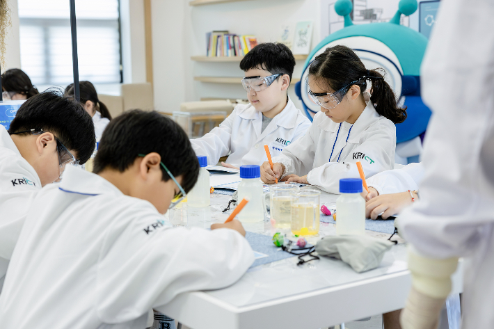 참가자들이 실험노트를 작성하고 있다. 화학연 제공