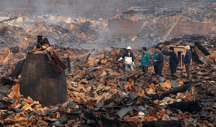 26일 경북 의성군 단촌면 고운사 가운루를 비롯한 건물들이 전날 번진 산불에 모두 불에타 흔적만 남아 있다. 연합뉴스