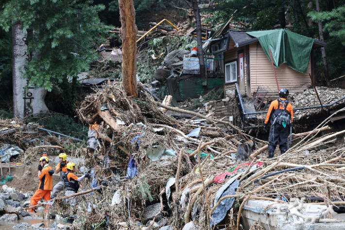 21일 경기 가평군 조종면 마일리 인근 하천에서 119구조대가 실종 수색 작업을 하고 있다. 가평에는 조종면에 전날 오전 3시 30분을 전후해 시간당 76㎜의 폭우가 쏟아지는 등 이날 하루 누적 강수량 200㎜를 기록하는 물폭탄이 쏟아졌다. 가평=박종민 기자