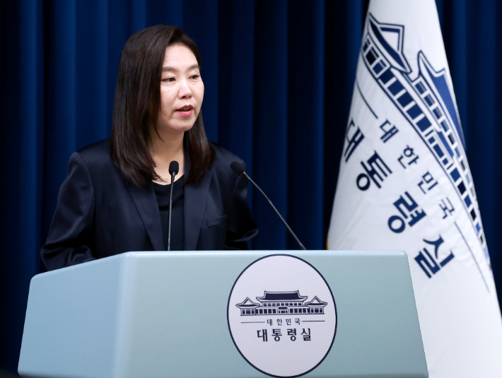 강유정 대통령실 대변인이 서울 용산 대통령실 청사에서 현안 브리핑을 하고 있다. 연합뉴스