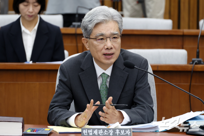 김상환 헌법재판소장 후보자가 21일 서울 여의도 국회에서 열린 인사청문회에서 의원 질의에 답변을 하고 있다. 윤창원 기자