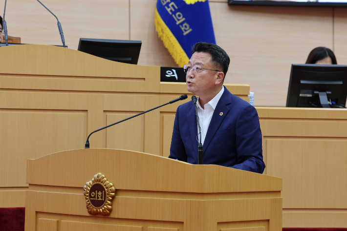 전라남도의회 경제문화관광위원회 소속 최선국 의원(더불어민주당·목포 1)은 지난 18일 열린 제392회 임시회 도정질문에서 "전남의 바람과 태양은 특정 자본이 아닌 도민 모두의 공유자산"이라며 "공공주도 확대와 전담 에너지 공기업 설립이 필요하다"라고 주장했다. 전남도의회 제공 