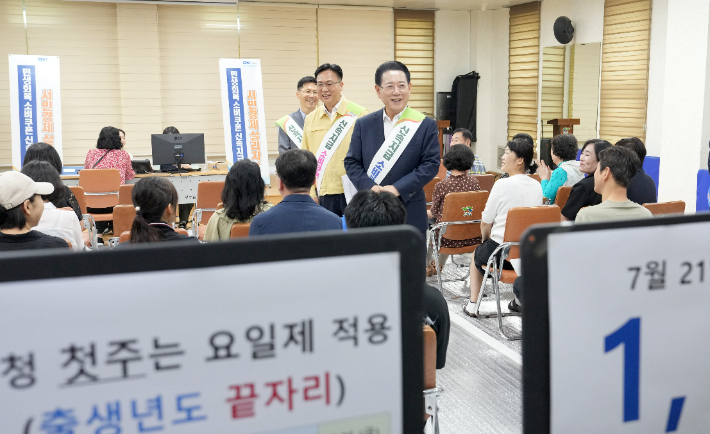 민생회복 소비쿠폰 지급 첫날인 21일 김영록 전라남도지사가 목포시 부주동 행정복지센터를 방문, 관계자들을 격려하고 도민들과 인사를 나누고 있다. 전라남도 제공