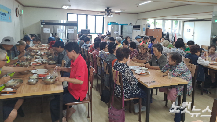 인천 해인교회 3층에 마련된 식당에서 제공하는 무료 급식을 통해 매일 80여 명의 어르신들이 끼니를 해결하고 있다. 최창민 기자