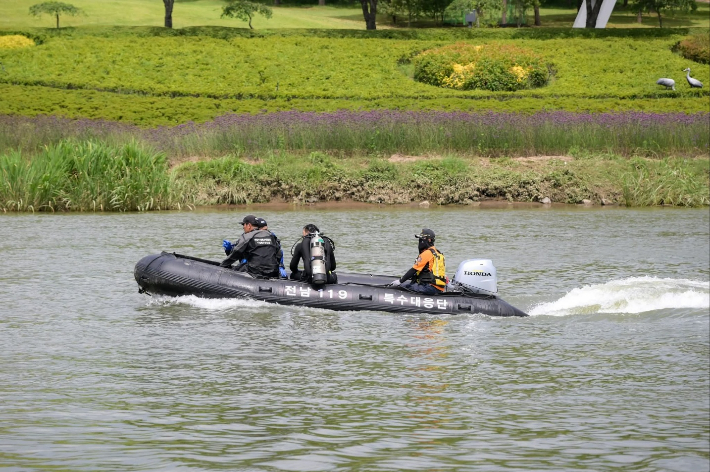 119가 동천에서 실종자를 수색하고 있다. 순천소방서 제공