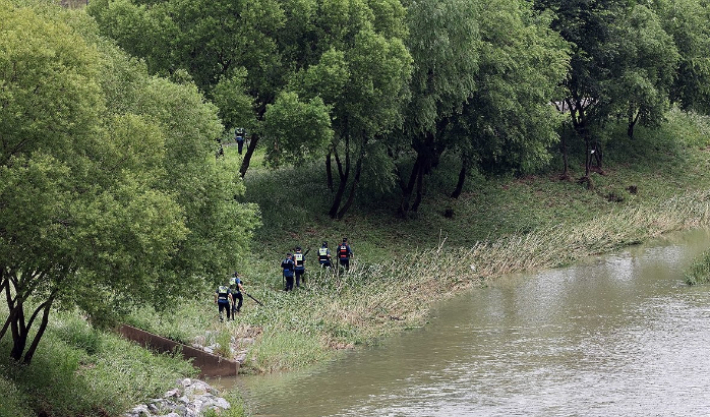 지난 18일 오후 세종시 나성동 제천변에서 경찰이 물에 휩쓸려 실종된 40대 남성을 수색하고 있다. 연합뉴스