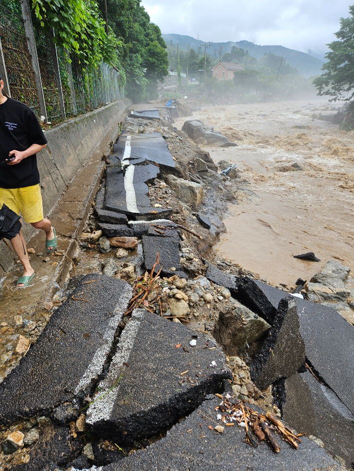 폭우로 완전히 붕괴된 아스팔트 도로. 김용범씨 제공