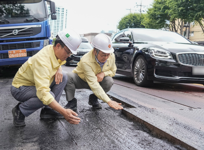 강기정 광주시장은 21일 오후 서구 운천저수지에서 금호지구입구사거리까지 도시철도 2호선 공사 현장을 찾아 복공판과 인접차로 단차(통행차로 기울임) 불편 사항을 점검했다. 광주광역시 제공