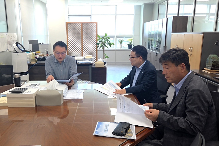 정헌율 익산시장이 21일 기획재정부를 찾아 예산 반영을 요청했다. 익산시 제공