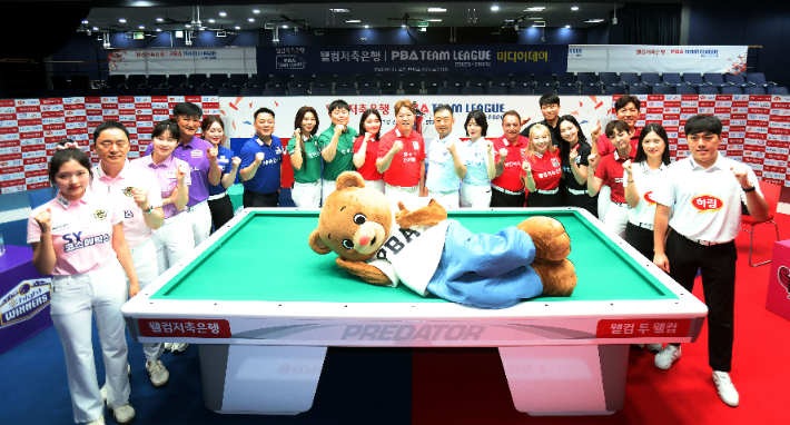 21일 '웰컴저축은행 PBA 팀 리그 2025-2026' 미디어 데이에서 10개 구단 주장과 여자 대표 선수들이 새 시즌 선전을 다짐하고 있다. PBA